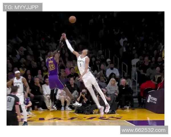 文班亚马首场比赛表现抢眼五次盖帽和隔扣字母哥引发热烈讨论