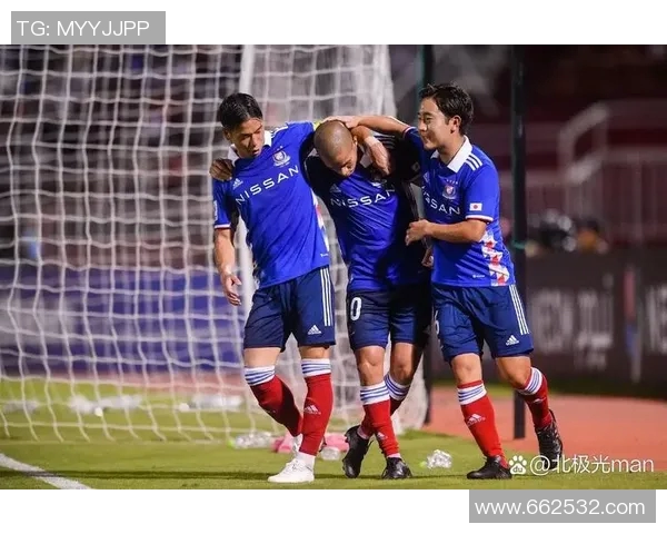 足球冈山录雉迎战横滨队激情对决展现精彩瞬间